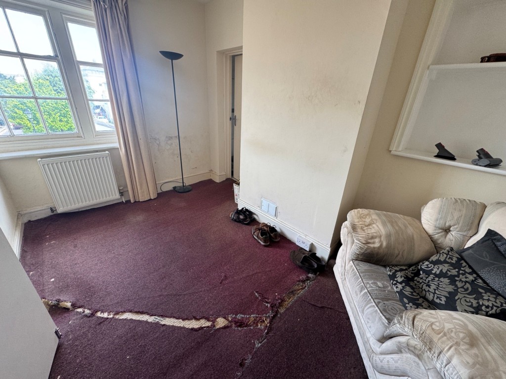Lot: 85 - TWO FLATS CLOSE TO DEAL SEAFRONT, PIER AND TOWN CENTRE - Second floor flat - Living room